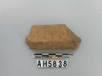 藏品(灰褐色夾砂陶片)的圖片